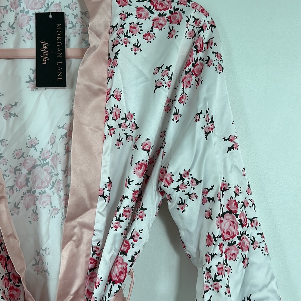 Beautiful Satin Robe - Picture 2 of 3
